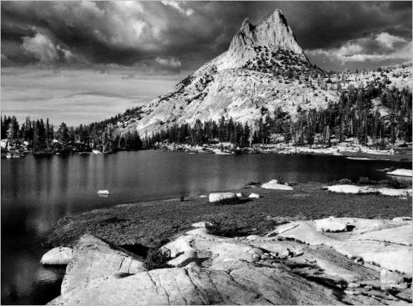 Ansel Adams. Vrchol Cathedral Peak a jezero. 1938