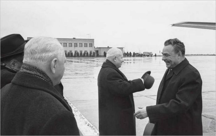 4. Leonid Brežněv se setkává s Nikitou Chruščovem. Moskva. 1962