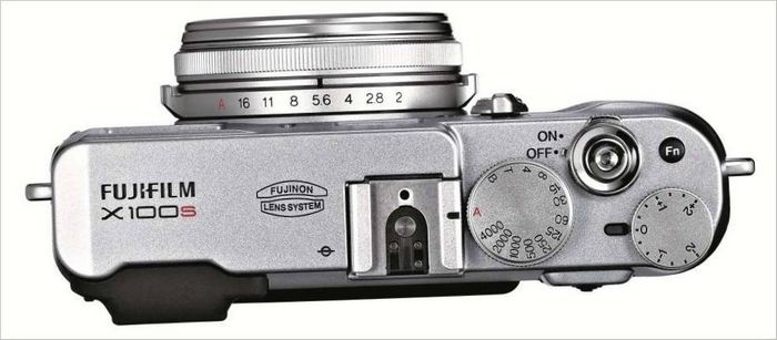 Kompaktní fotoaparát FUJIFILM FinePix X100S pohled zdola