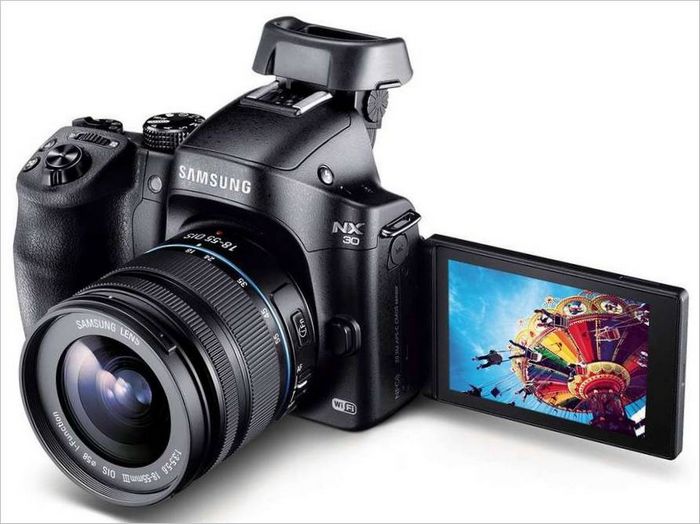 Samsung NX30 je fotoaparát, který se otáčí za hlavou