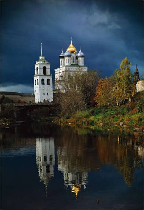 Pskovský Kreml. Řeka Pskov. Katedrála Nejsvětější Trojice, zvonice
