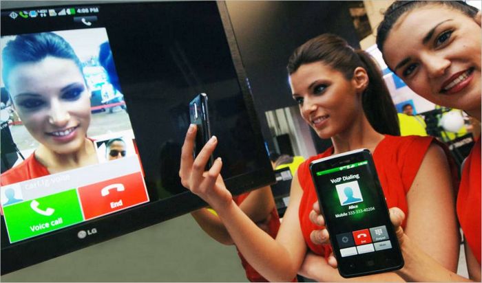 Společnost LG předvedla na veletrhu MWC 2012 první relaci LTE na světě s možností přepínání mezi hlasovými a videohovory bez přerušení hovoru