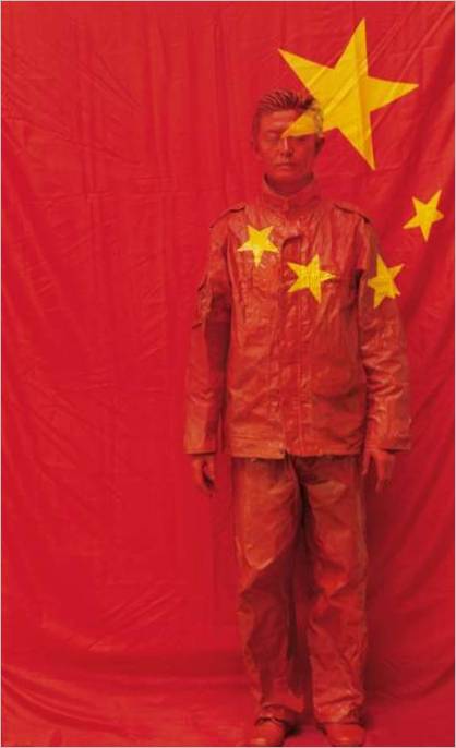 5. Liu Bolin Urban Camouflage Series - 26, 2006 Na pozadí čínské vlajky © Courtesy of Liu Bolin/Galerie Paris-Beijing