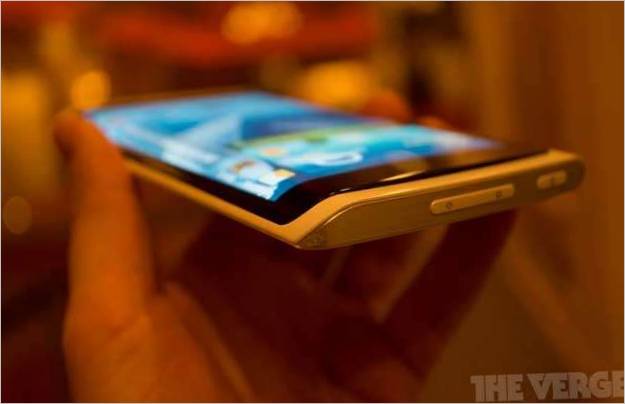 Telefon s ohebným displejem od společnosti Samsung