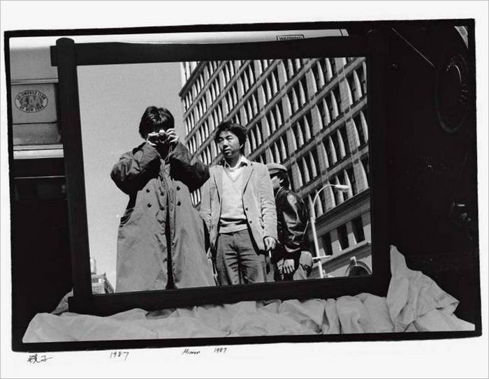 4. Zrcadlo Aj Wej-weje. 1987 © Ai Weiwei S laskavým svolením Three Shadows Photography Art Centre