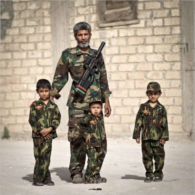 Libyjský kontrarozvědčík Bešír se svými dětmi. 2011 g