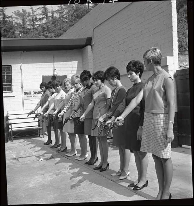 3. neznámý autor Policistky cvičí střelbu na střelnici. 1968