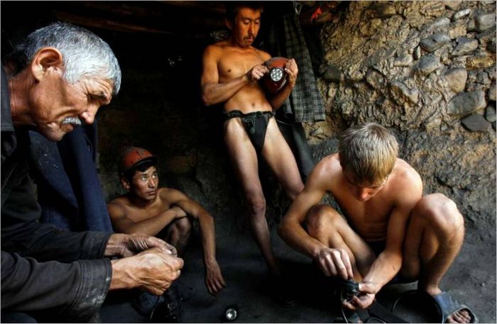 Nelegální horníci v Kyrgyzstánu se chystají sestoupit do dolu