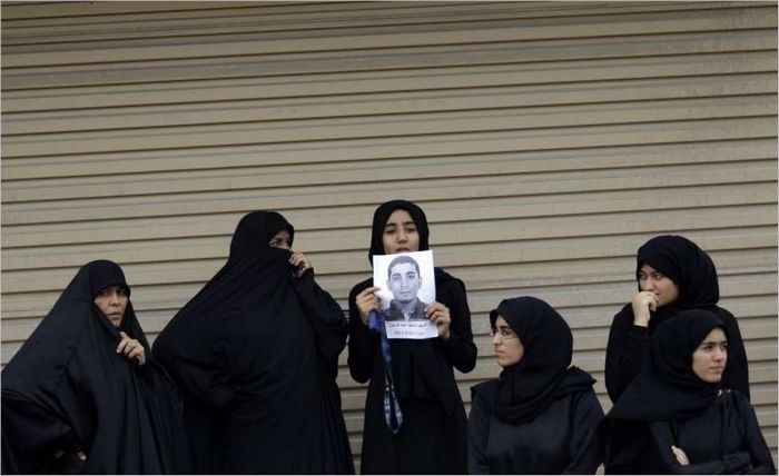 Manželky muže zabitého při nepokojích v Bahrajnu. 2011 g