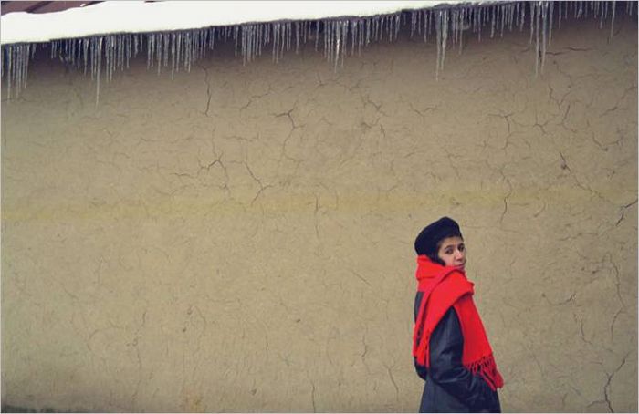 8. Taškent, staré město. 8. Taškent, staré město. Dívka s červeným šátkem u zdi. 2000. 2000
