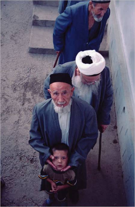 1. Taškentská oblast. Parkent. Staří muži... 2002