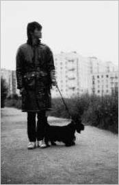 Viktor Tsoi. Procházka s Billem u domu na Veteranov Ave. Leningrad. 1985