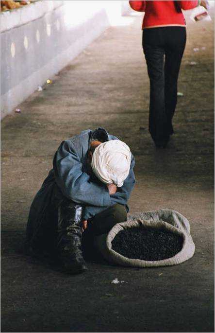 5. Samarkand. Spící starý prodavač v bazaru. 2004