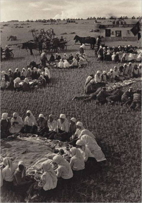 Oběd v terénu. 1934