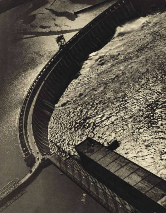 Dněperská vodní elektrárna. 1935