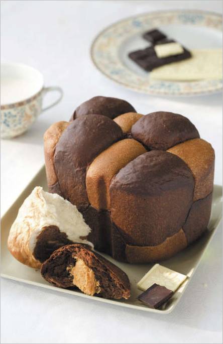 Dva čokoládové sváteční chleby